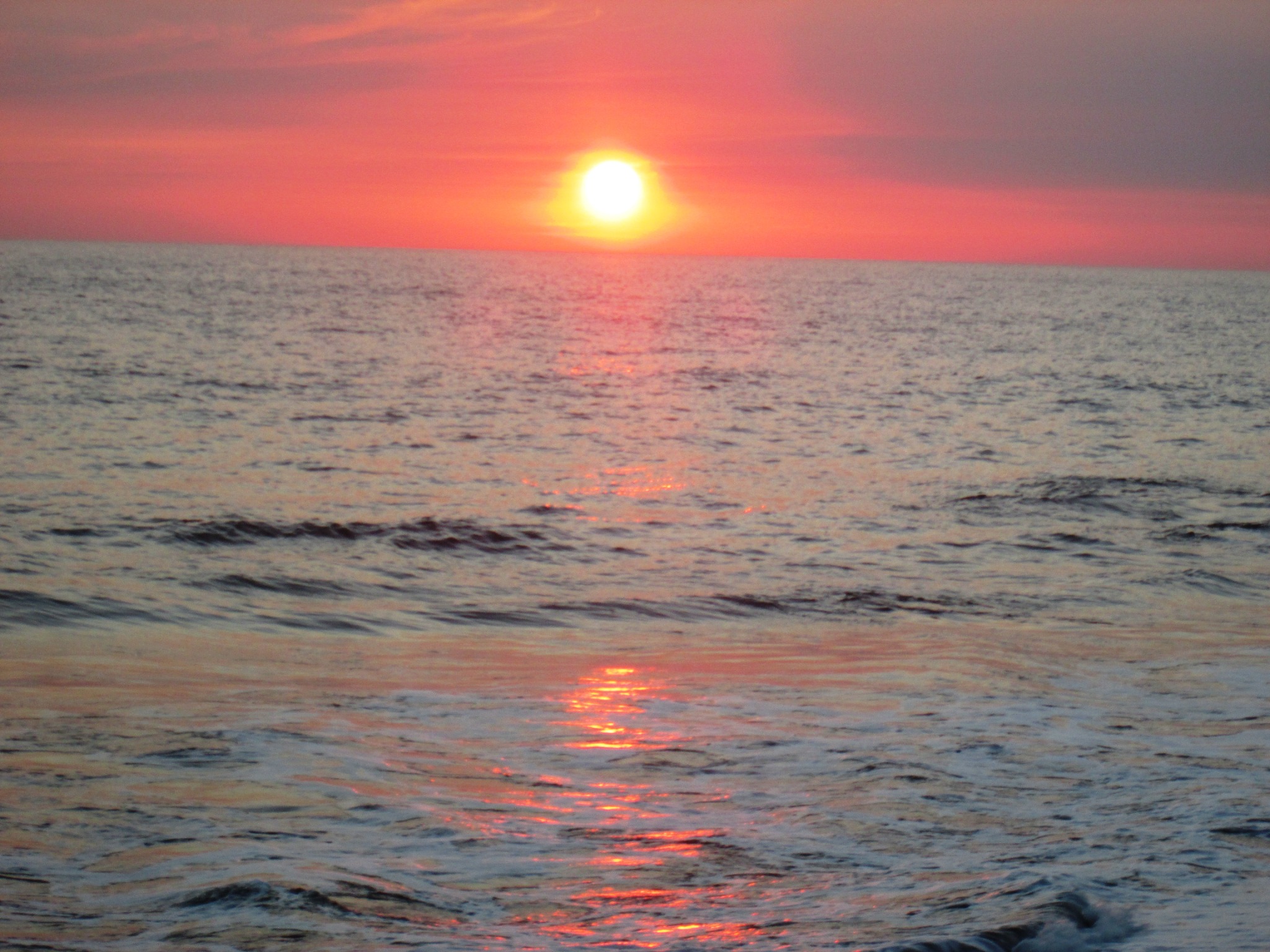 Sol anaranjado reflejado sobre el océano