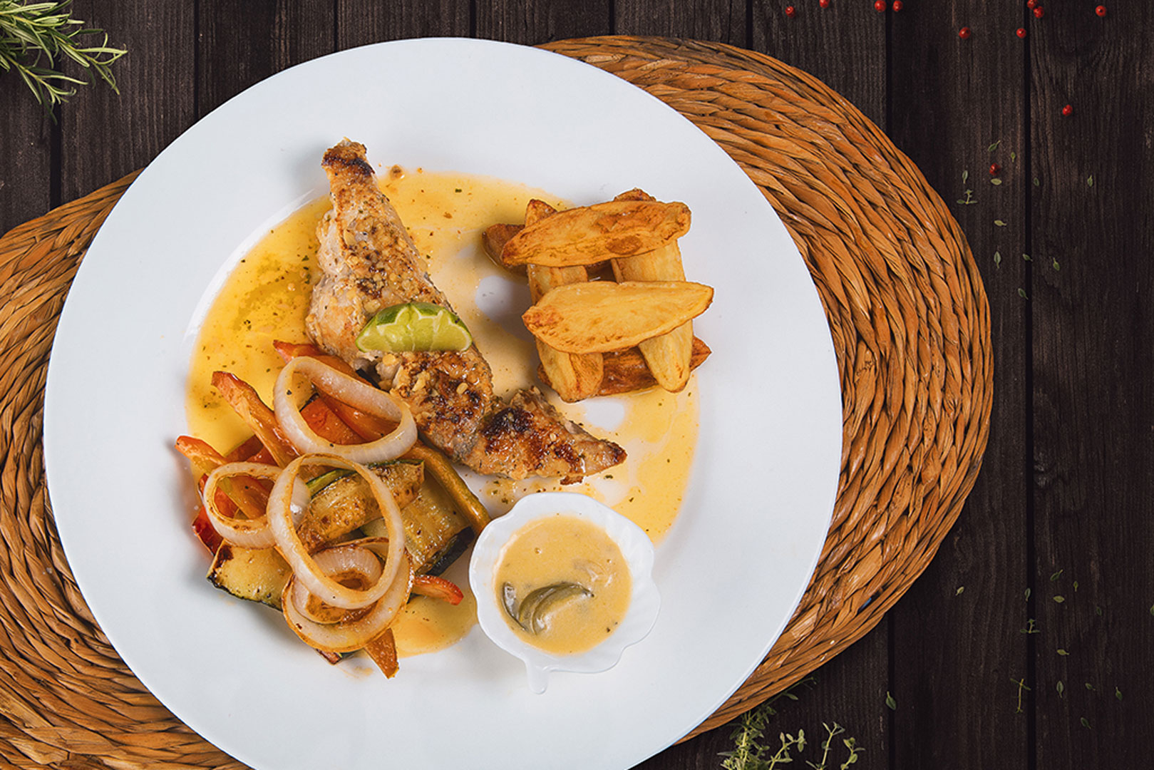 Plato de pescado con vegetales y acompañamiento