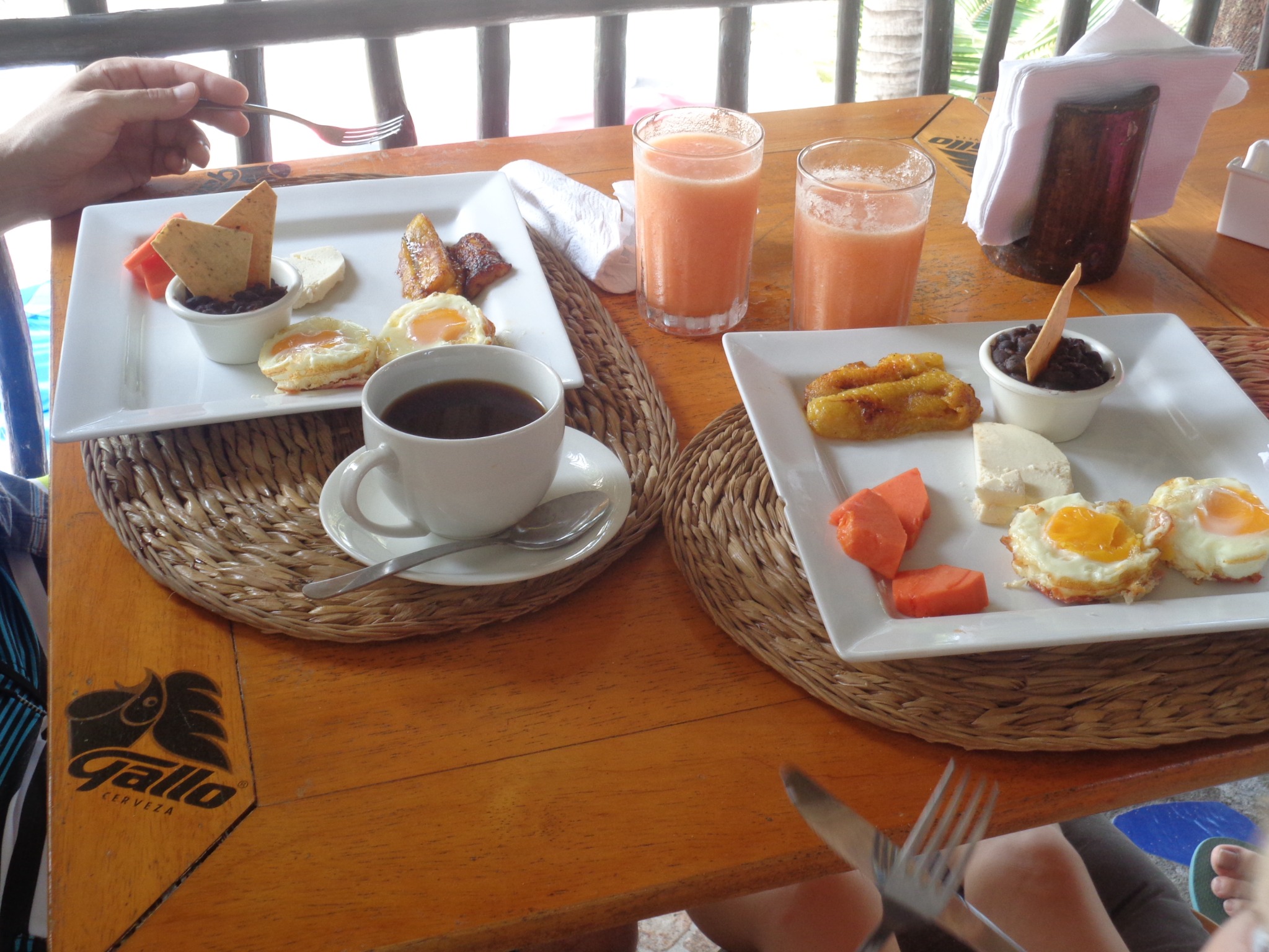 Desayuno con huevos, frijoles, queso, plátanos, fruta y café
