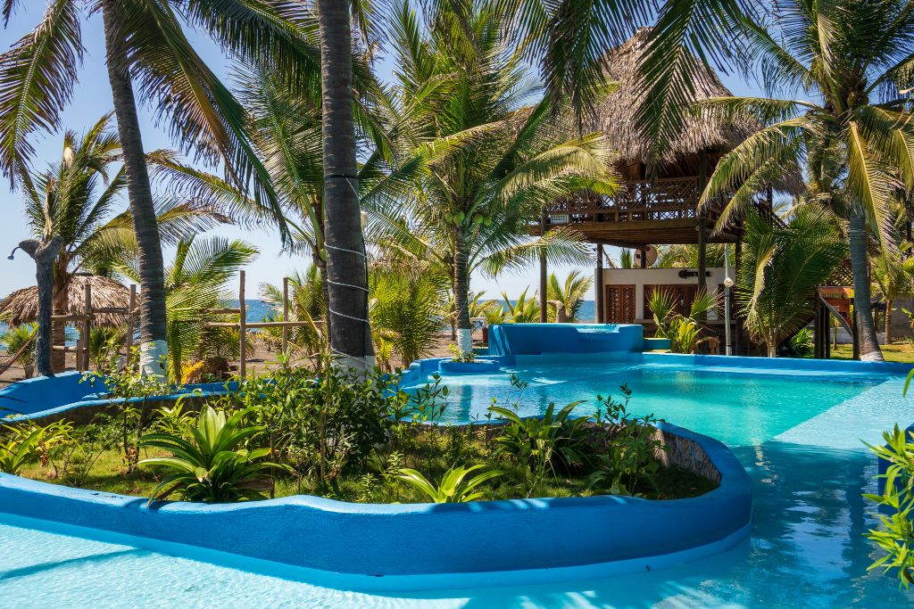 Jacuzzi y piscina integrados en el jardín