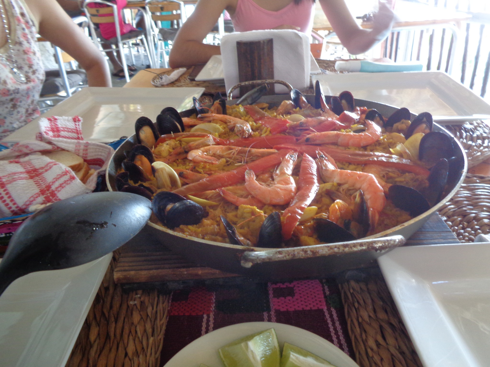 Paella de mariscos de Marbella Eco Lodge