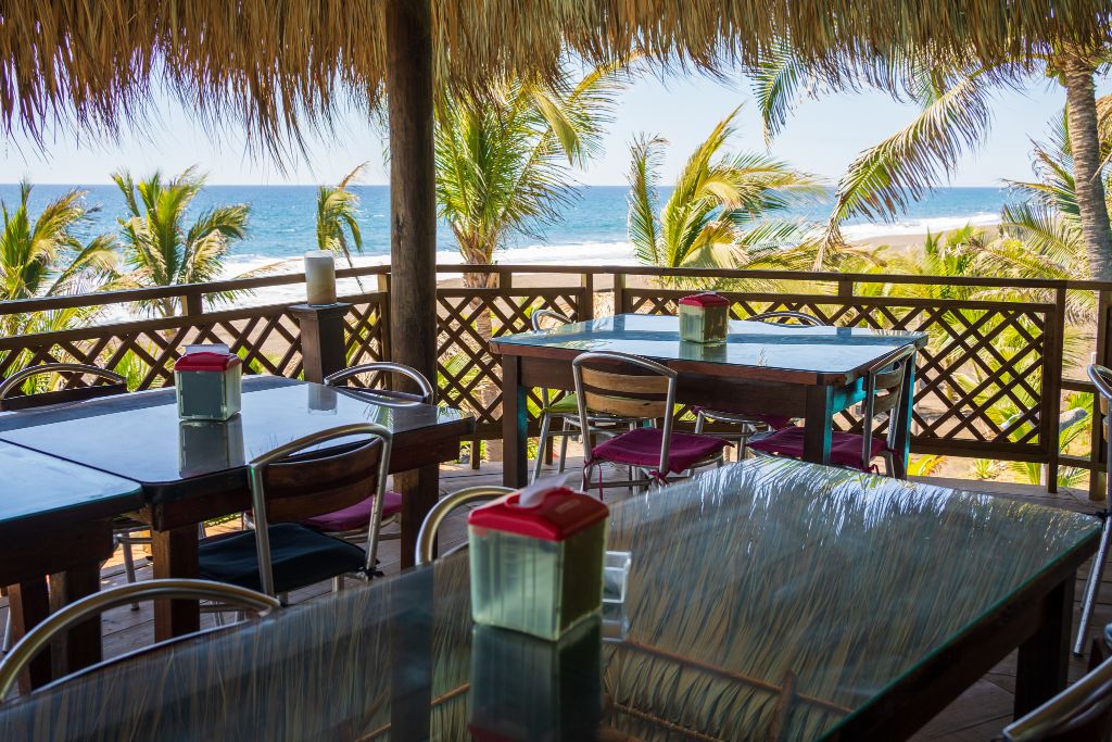 Mesas del restaurante con vista directa al océano Pacífico
