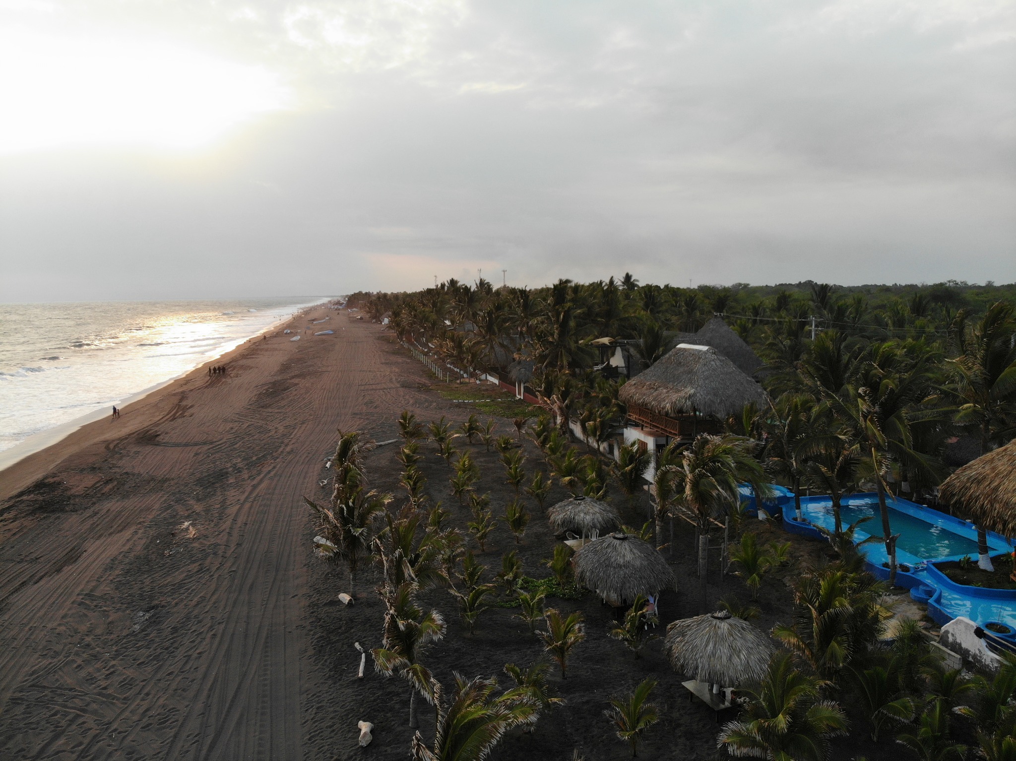 Vista aérea histórica de Marbella Eco Lodge junto a la playa de Monterrico